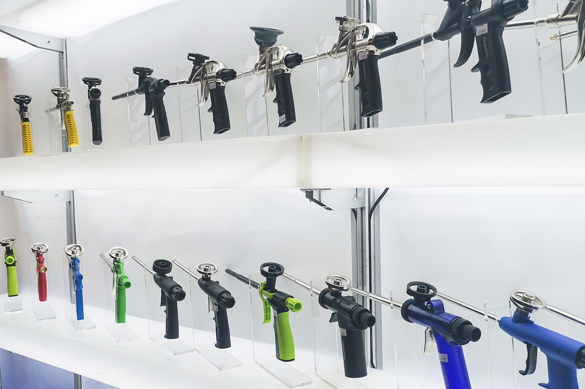 Polyurethane foam gun